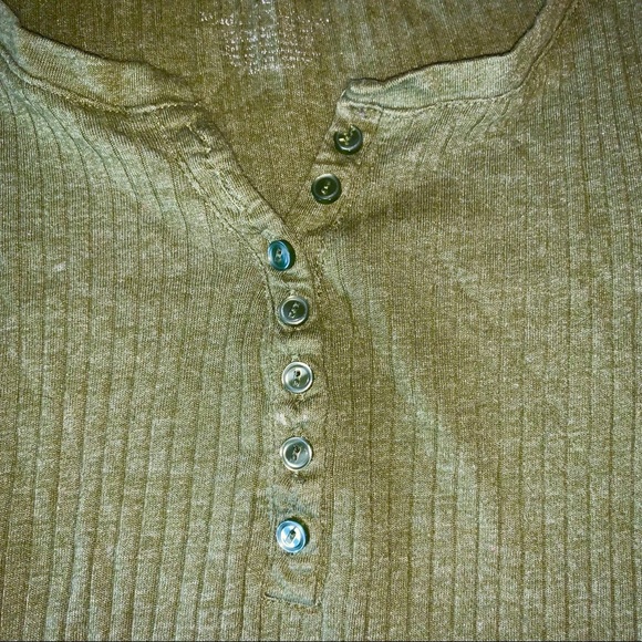 ❗️SOLD❗️ Green Quarter Length Sleeve Top - Picture 4 of 8